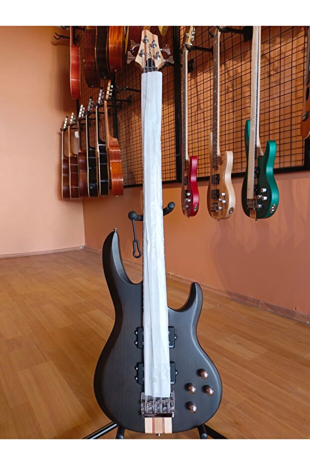 4 Telli Bass Gitar - 1