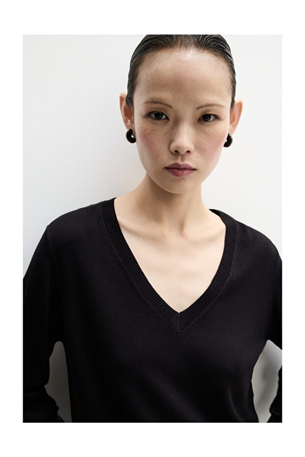 Woman Basic V-Neck Sweater - 3