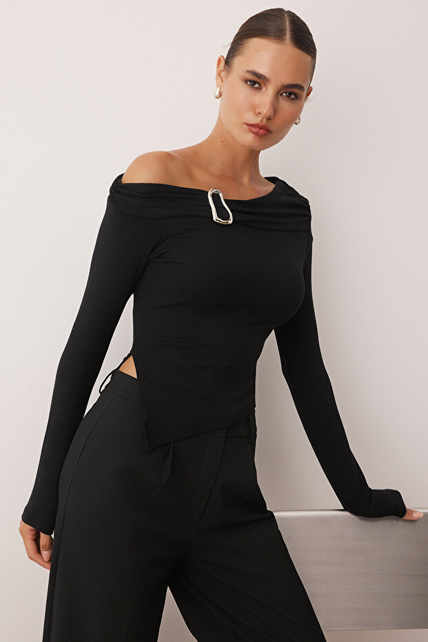 Czarna bluzka z asymetrycznym kołnierzem, dopasowana, z odkrytymi ramionami, z detalami TWOAW26BZ00121 - 2