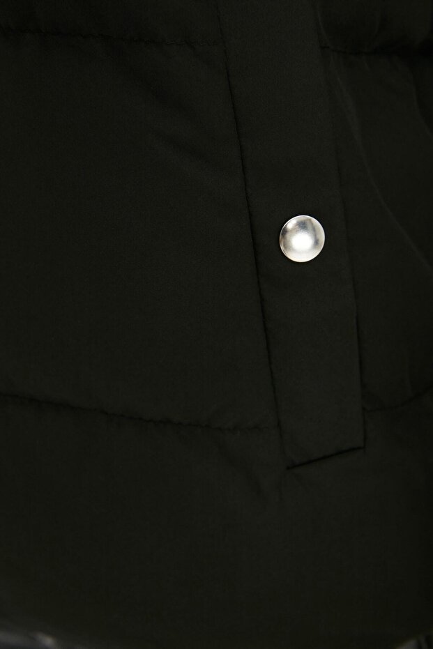 Czarna kurtka puchowa z kapturem, wykonana z materiału Rugular Molded Water Repellent TWOAW26MO00090 - 4