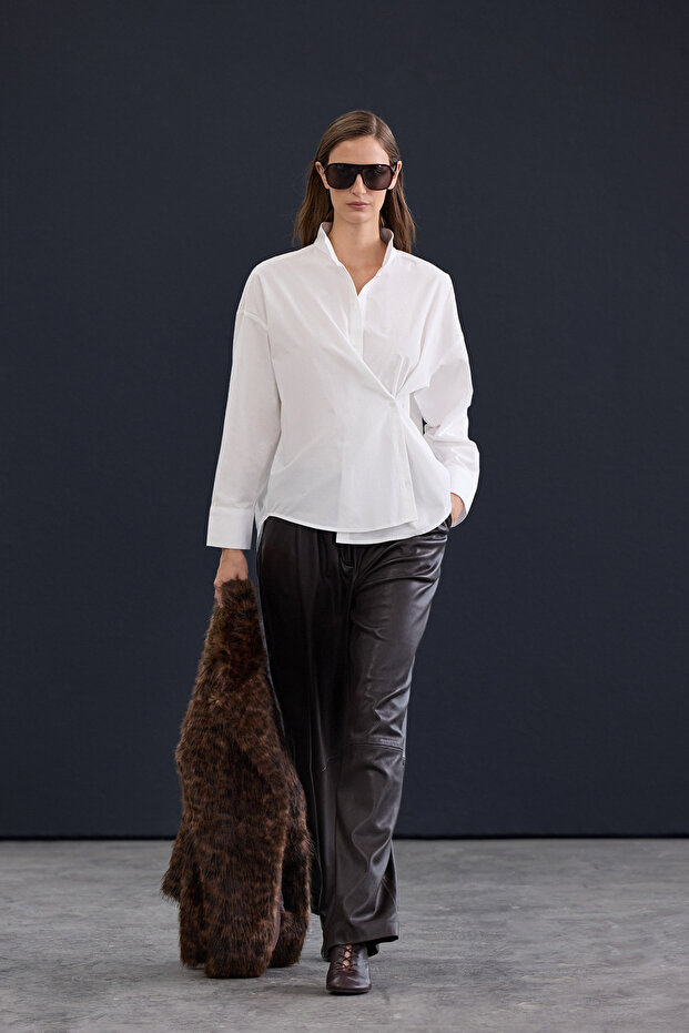 Trendyol Studio Beyaz Ayarlanabilir Oversize Asimetrik Pamuklu Poplin Gömlek TWOAW26GO00106 - 3