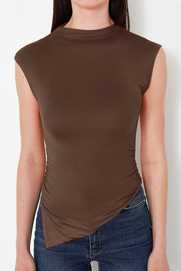 Kahverengi Dik Yaka Büzgü/Drape Detaylı Fitted/Vücuda Oturan Asimetrik Örme Bluz TWOSS24BZ00534 - 5