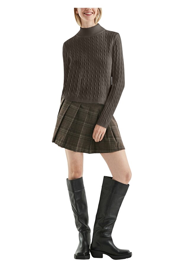 Passgenauer Pullover mit Zopfmuster - 3