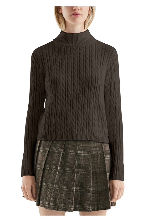 Passgenauer Pullover mit Zopfmuster - 1