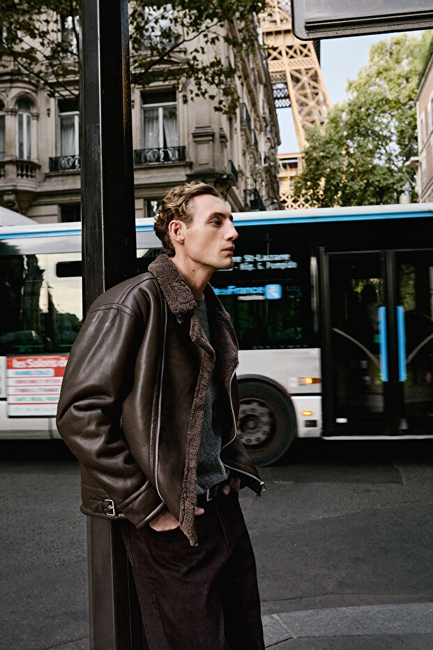 Brązowa kurtka męska o regularnym kroju, wykonana w 100% ze skóry syntetycznej PU TMNAW26MO00005 - 2