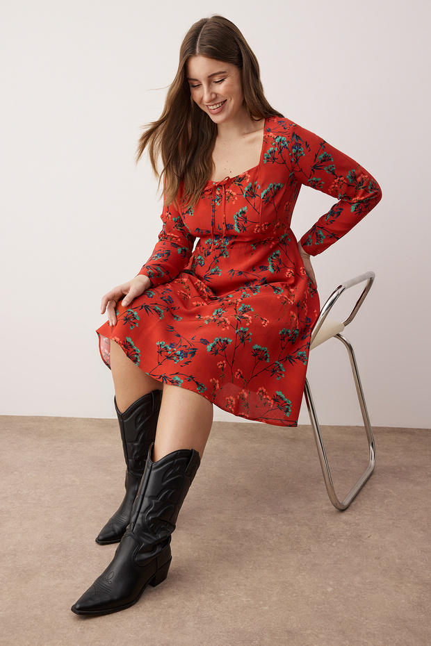 Vínové šaty s výstřihem do srdíčka, květinové, krátké, tkané, velké velikosti TBBAW26AH00047 - 2