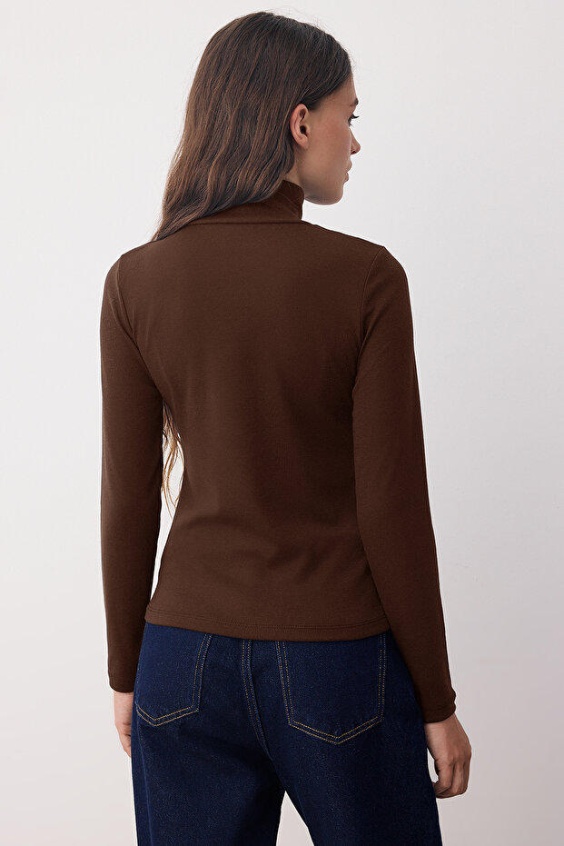 Kahverengi Yumuşak Kumaşlı Balıkçı Yaka Fitted/Vücuda Oturan Esnek Örme Bluz TWOAW24BZ00119 - 4