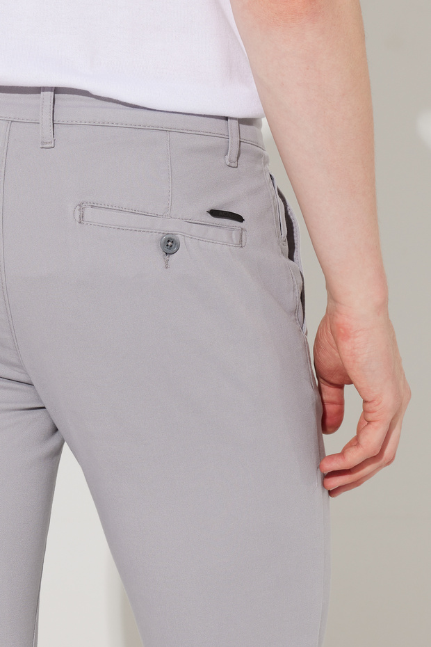 Męskie szare, slim fit, bawełniane, elastyczne, wygodne spodnie chino - 8