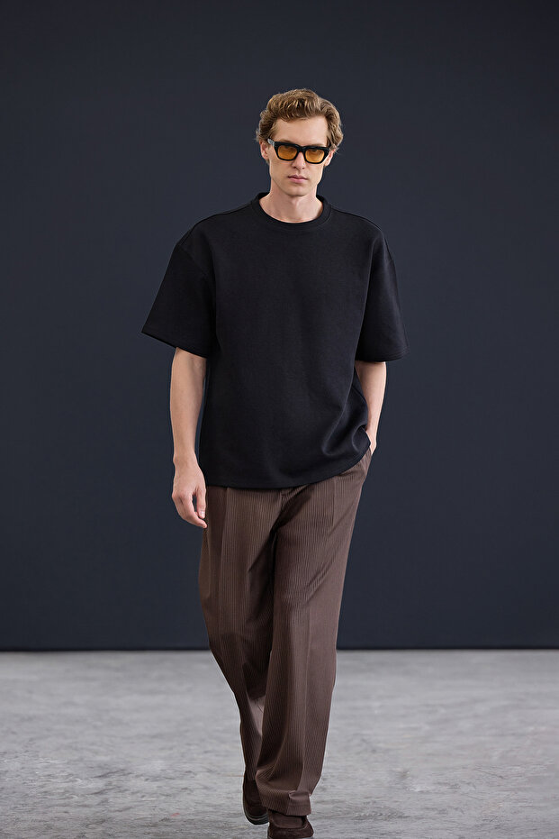 Trendyol Studio Siyah Oversize Kalın T-Shirt TMNAW26TS00003 - 1