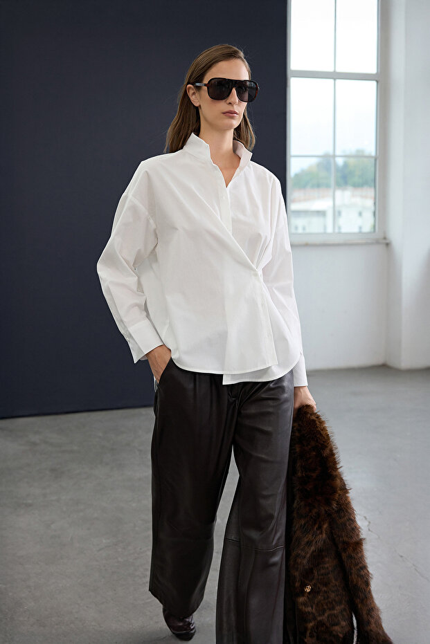 Trendyol Studio Beyaz Ayarlanabilir Oversize Asimetrik Pamuklu Poplin Gömlek TWOAW26GO00106 - 1