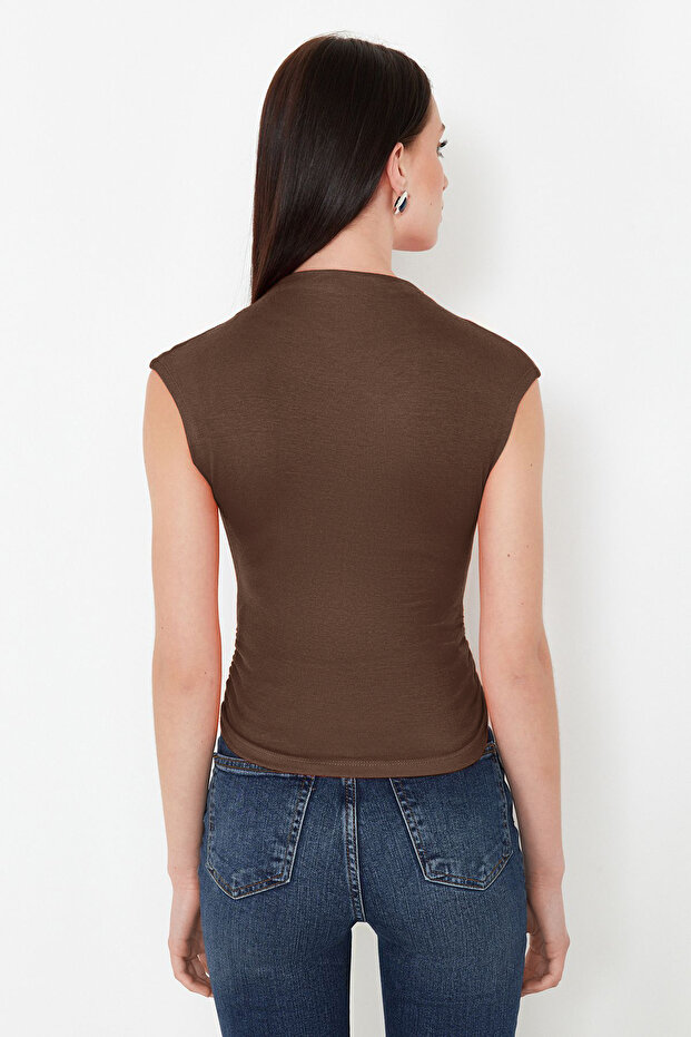 Kahverengi Dik Yaka Büzgü/Drape Detaylı Fitted/Vücuda Oturan Asimetrik Örme Bluz TWOSS24BZ00534 - 6