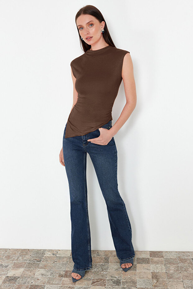Kahverengi Dik Yaka Büzgü/Drape Detaylı Fitted/Vücuda Oturan Asimetrik Örme Bluz TWOSS24BZ00534 - 2