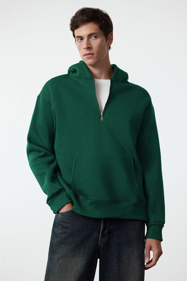 Zümrüt Yeşili Oversize/Geniş Kesim Fermuarlı Kapüşonlu İçi Polarlı Basic Sweatshirt TMNAW25SW00050 - 5