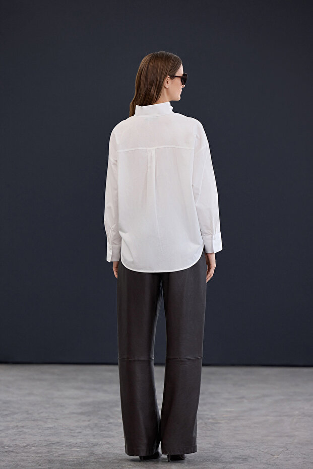 Trendyol Studio Beyaz Ayarlanabilir Oversize Asimetrik Pamuklu Poplin Gömlek TWOAW26GO00106 - 4