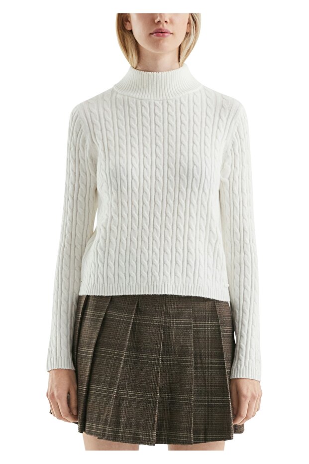 Passgenauer Pullover mit Zopfmuster - 2