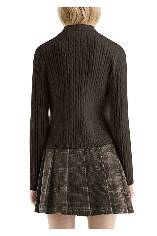 Passgenauer Pullover mit Zopfmuster - 2