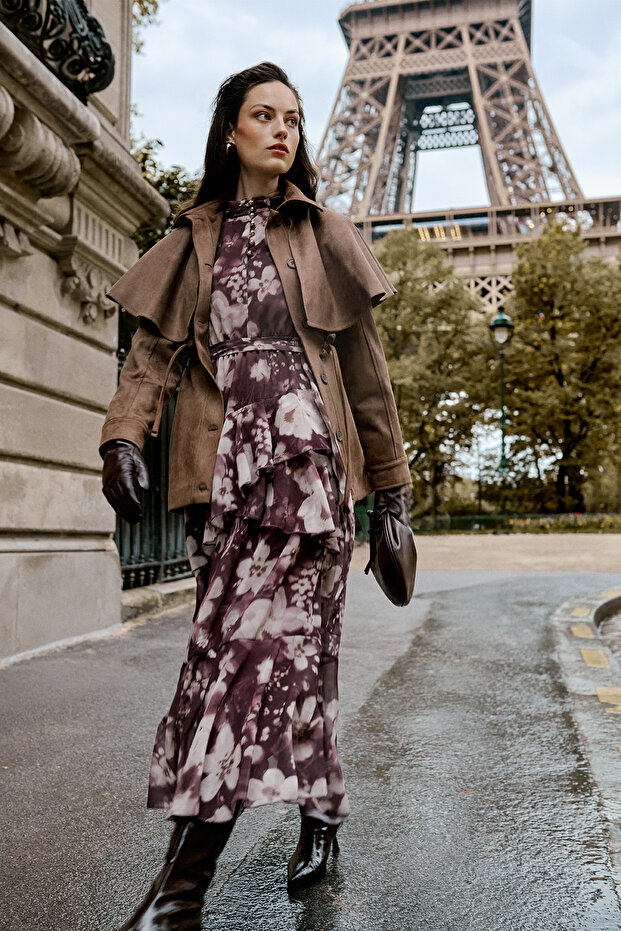 Sukienka z jasnym guzikiem i kwiatowym wzorem, wykonana z tkaniny szyfonowej TCTAW26EB00043 - 1