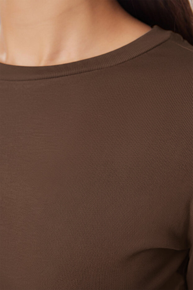 Kahverengi Viskon Bisiklet Yaka Crop Esnek Örme Bluz TWOAW24BZ00116 - 4