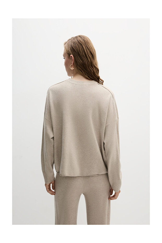 Sweter damski z luźnymi rękawami - 4