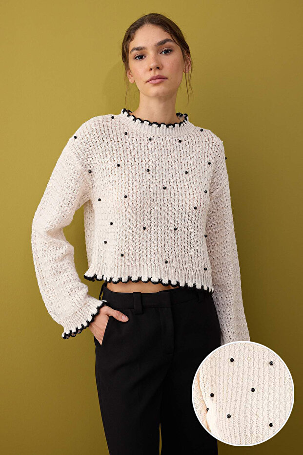 Trendyolmilla  Ekru Geniş Kalıp Kısa/Crop İnci Detaylı Triko Kazak TWOAW26KZ00104 - Görsel 2