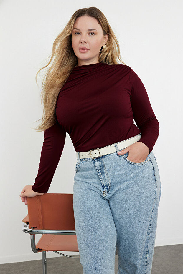 Bordo Dik Yaka Büzgü Detaylı Vücuda Oturan Örme Büyük Beden Bluz TBBAW25AF00014 - 1