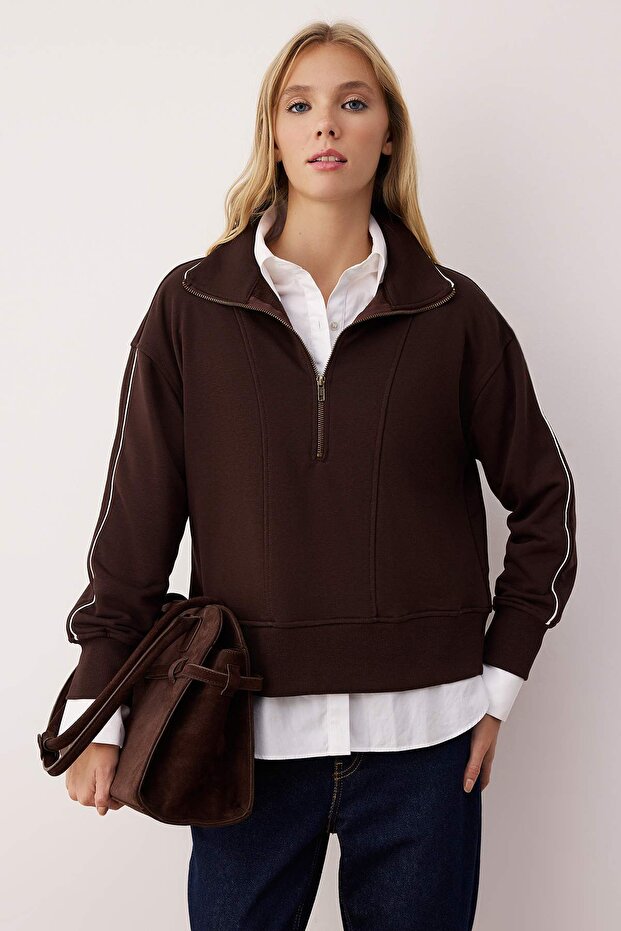Kahverengi Fermuarlı Polo Yaka Şerit Detaylı Regular/Normal Kesim Örme Sweatshirt TWOAW26SW00034 - 3