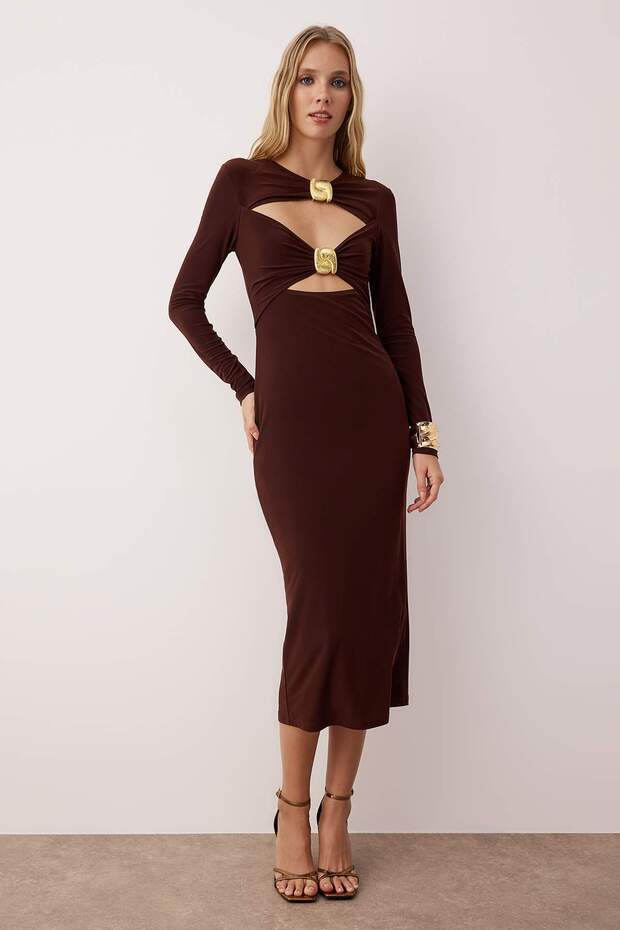 Kahverengi Cut-Out Detaylı Aksesuarlı Örme Midi Astarlı Elbise TPRAW26EL00011 - 2