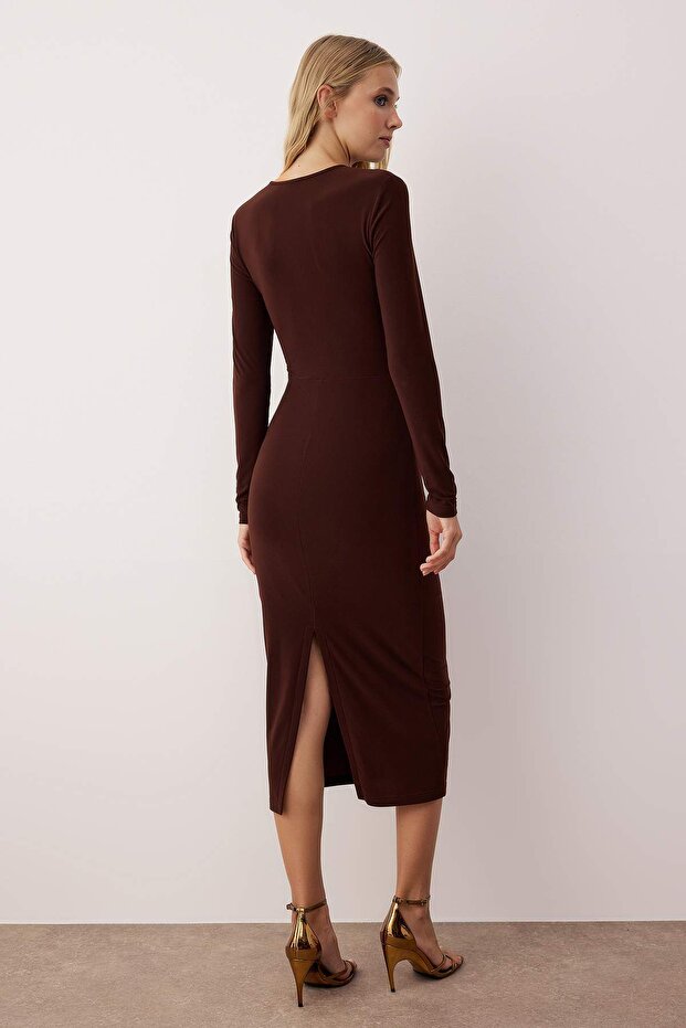 Kahverengi Cut-Out Detaylı Aksesuarlı Örme Midi Astarlı Elbise TPRAW26EL00011 - 4