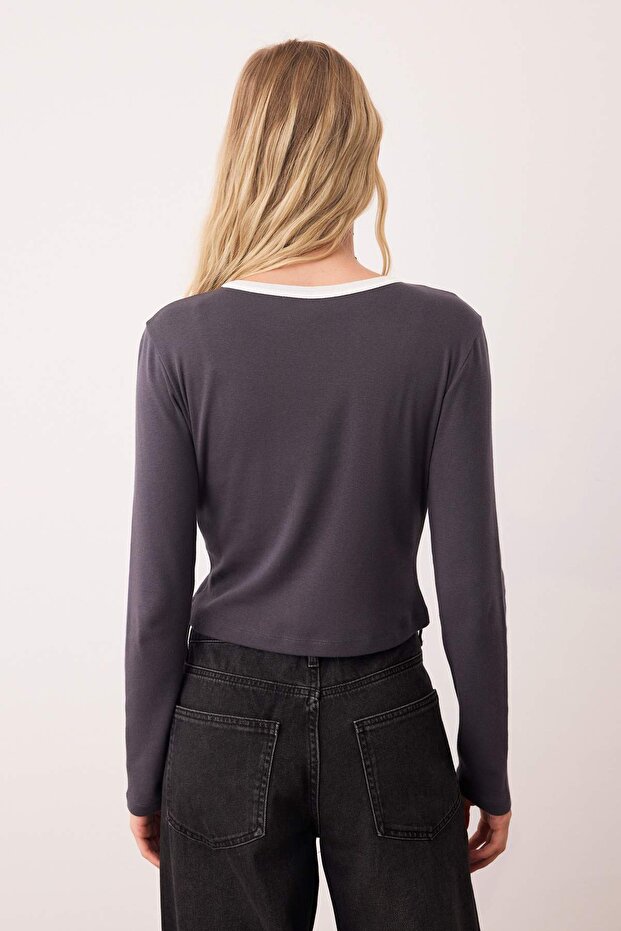 Antrasit Nakışlı Fitted/Vücuda Oturan Kontrast Detaylı Örme T-Shirt TWOAW26TS00019 - 4