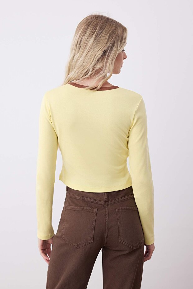 Açık Sarı Nakışlı Fitted/Vücuda Oturan Kontrast Detaylı Örme T-Shirt TWOAW26TS00019 - 4