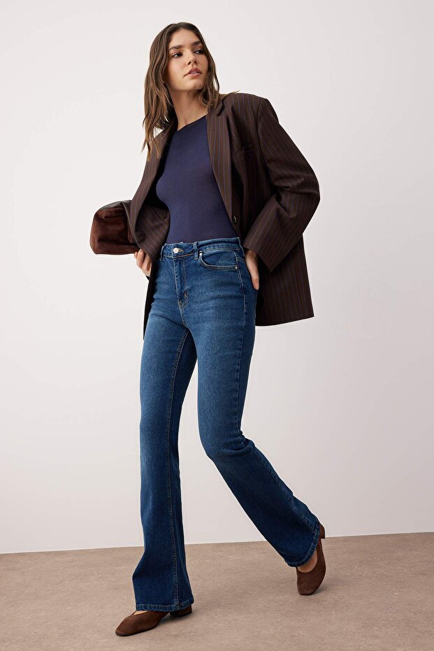 More Sustainable Koyu Mavi Yüksek Bel Orta Esnek Flare İspanyol Paça Jeans TWOSS23JE00063 - 1