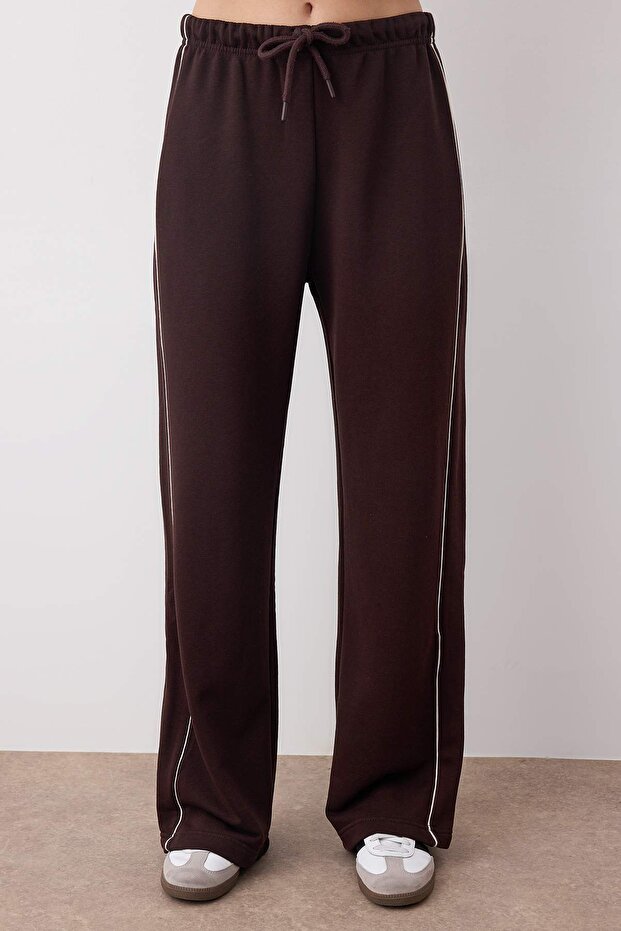 Kahverengi Wide Leg/Geniş Kesim Biye Detaylı Örme Eşofman Altı TWOAW26EA00012 - 4