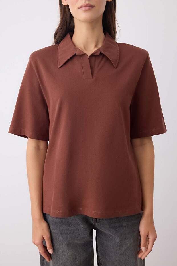 Kahverengi Kalın Pamuklu Vatkalı Polo Yaka Regular/Normal Kalıp Örme T-Shirt TWOSS25TS00195 - 3