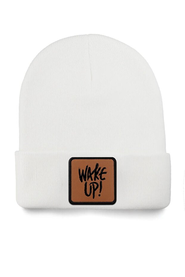 قبعة بيضاء تحمل شعار Wake Up