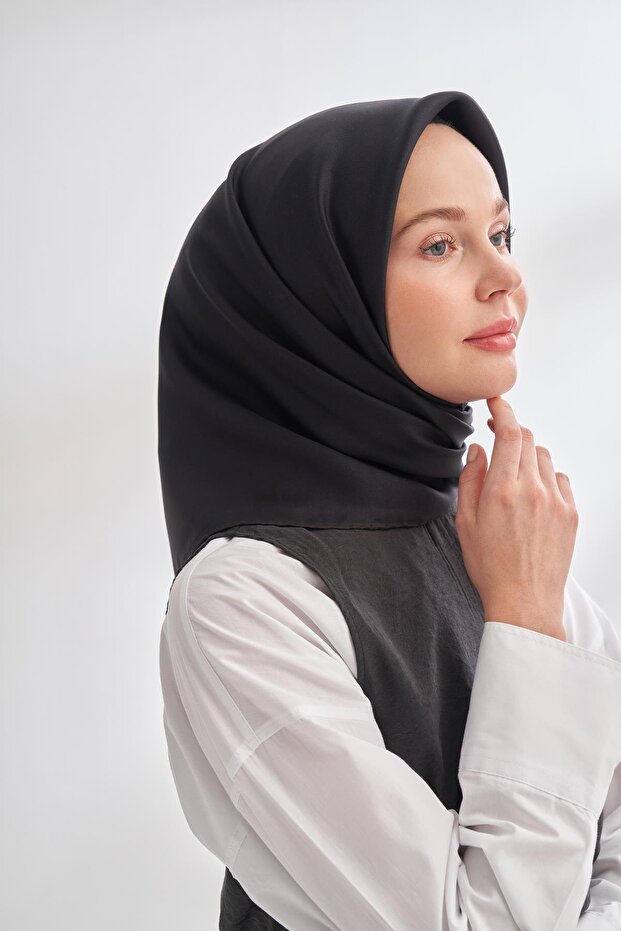 وشاح حرير تيفيل بلون سادة 4400-أسود