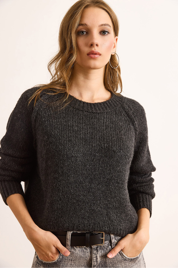 Women's Anthracite Raglan Sleeve Soft Textured Crop Knit Sweater Kzk-19000984