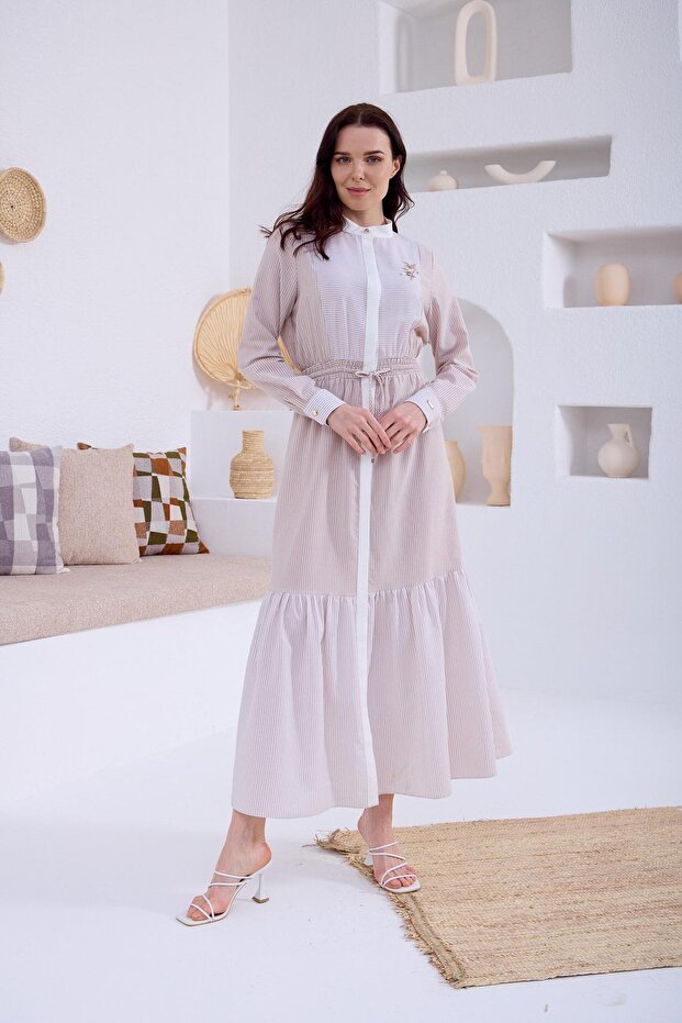 AKSESUAR DETAYLI ÇİZGİLİ ELBİSE - 1