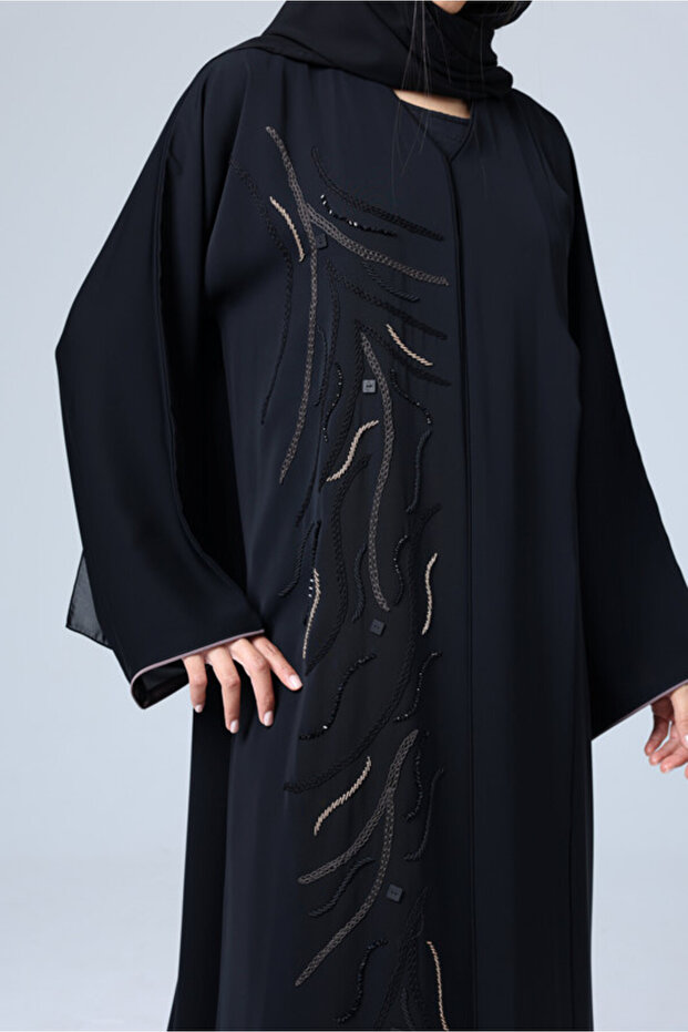 عباية سادة مطرزة بخطوط من الخرز - 2
