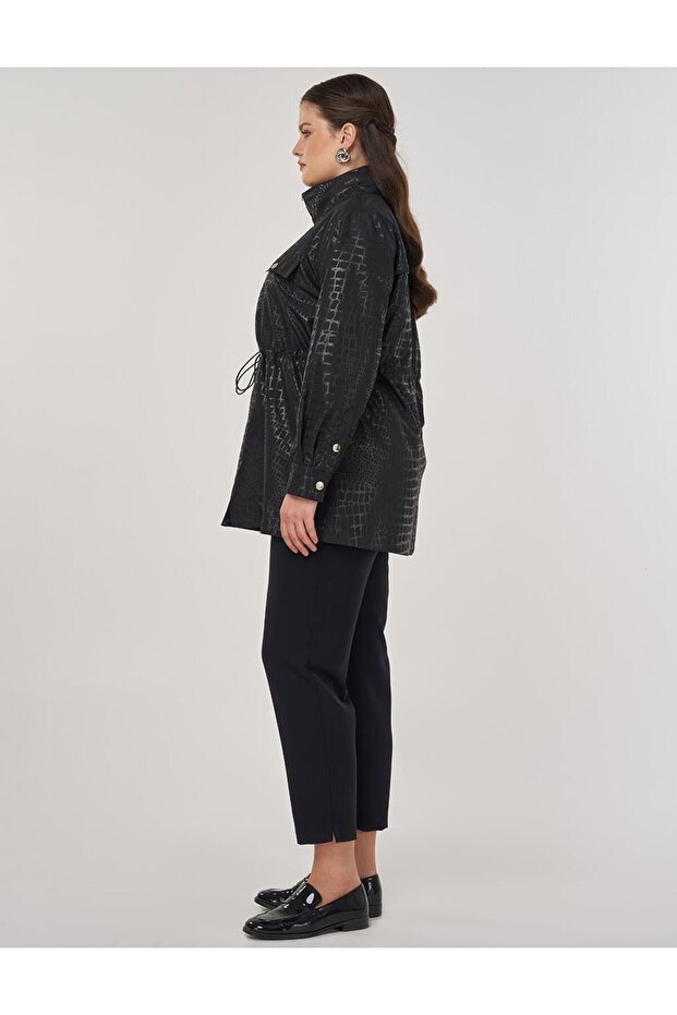 سترة ذات ياقة عالية بنمط هندسي باللون الأسود - 4