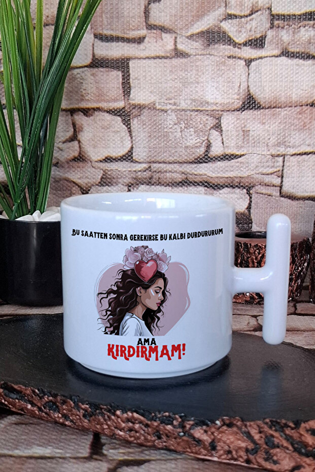 بعد هذه الساعة سأوقف هذه القلبة ولكنني لن أكسرها كوب قهوة لاتيه مطبوع عليه عبارة T مع مقبض