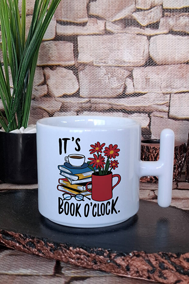 كوب قهوة لاتيه مطبوع عليه عبارة 'It's Book O'Clock' للقراءة، هدية مميزة