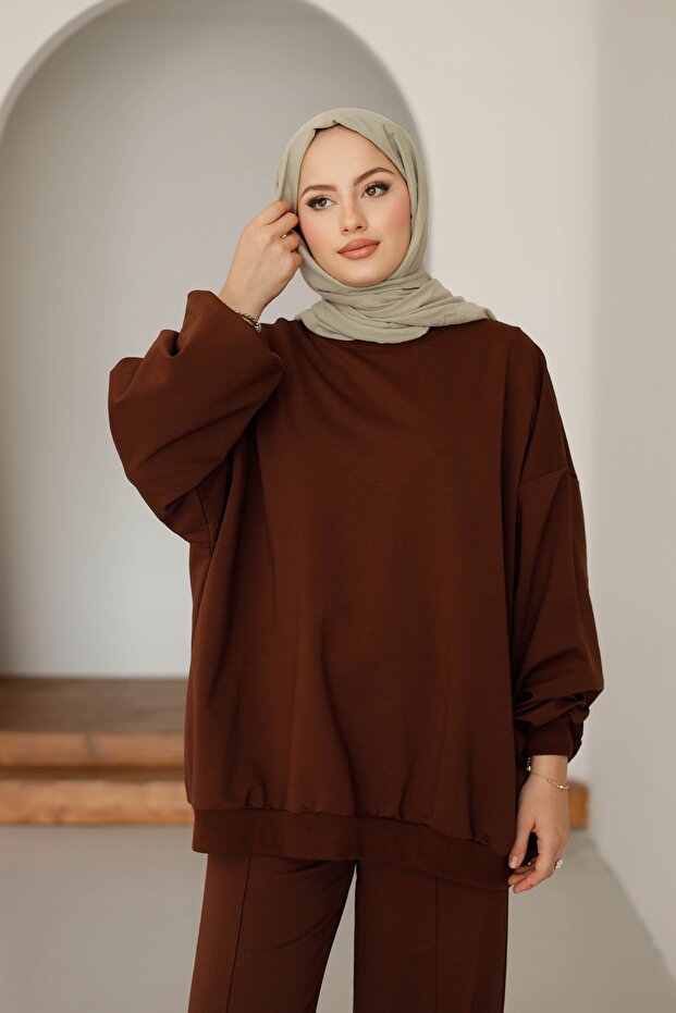 بدلة رياضية فاخرة كبيرة الحجم باللون البني