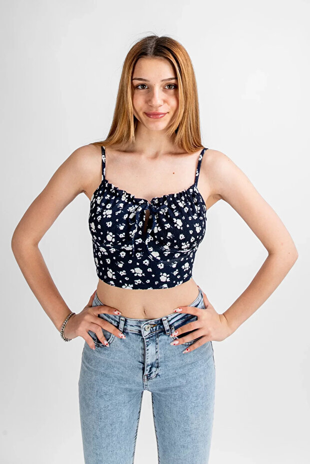 بلوزة زرقاء داكنة مزخرفة بحزام رفيع - 1