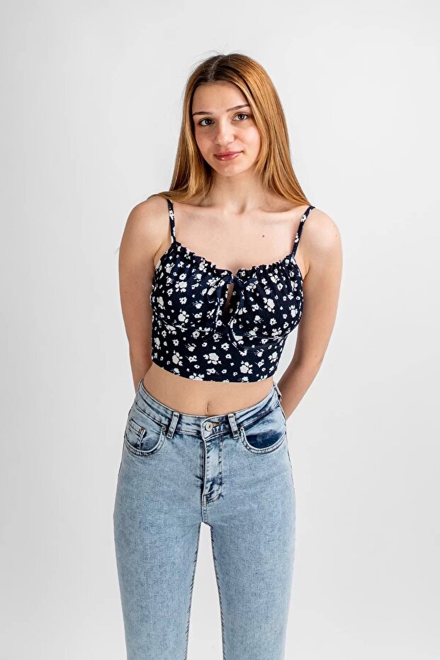 بلوزة زرقاء داكنة مزخرفة بحزام رفيع - 3