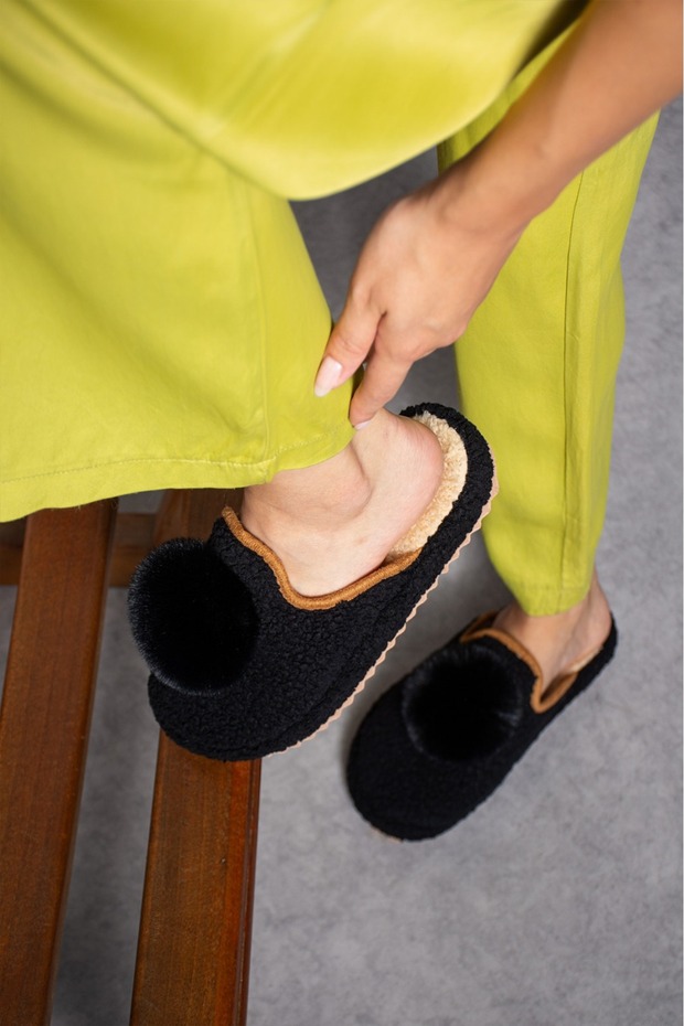Siyah PonPon Kışlık Kadın Terlik - 6