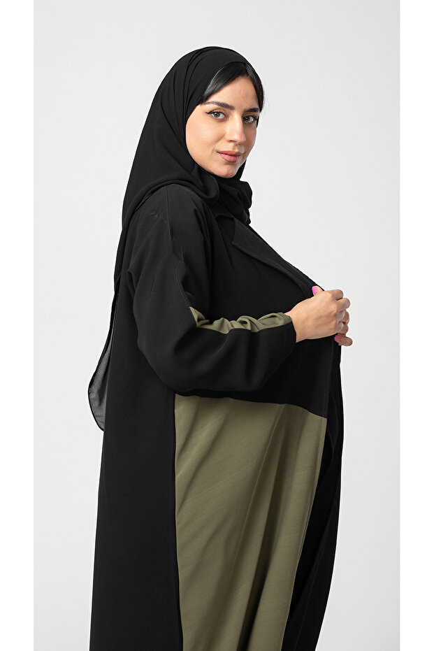 عباية بليزر سوداء يومية مزينة باللون الزيتوني