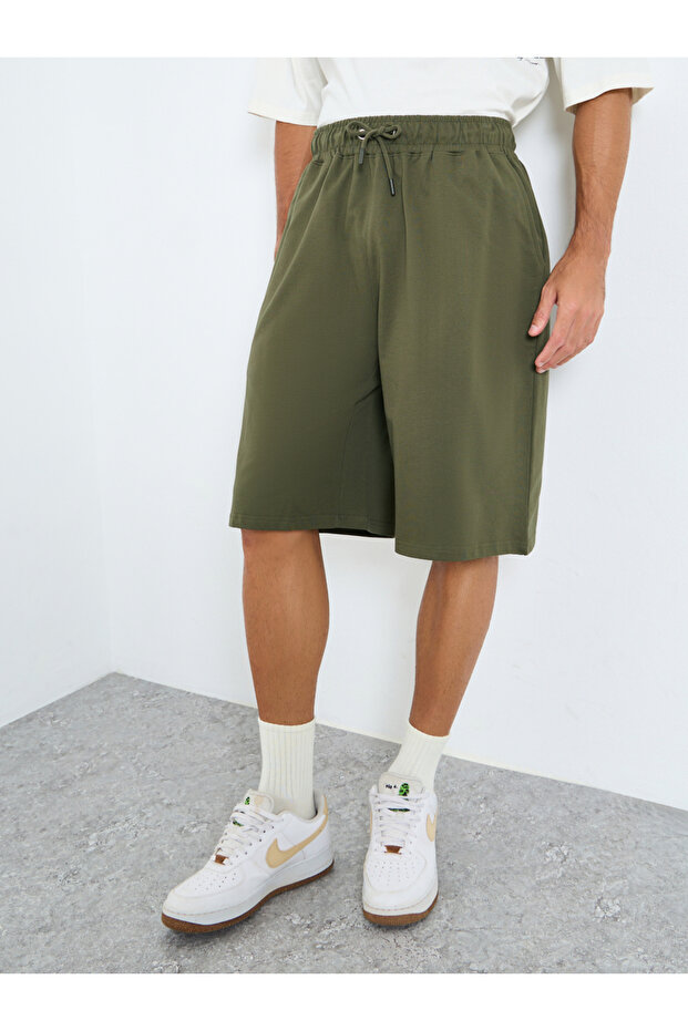 شورت سادة كبير الحجم مع رباط - 1