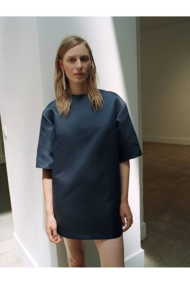 Kısa saten görünümlü elbise - 6