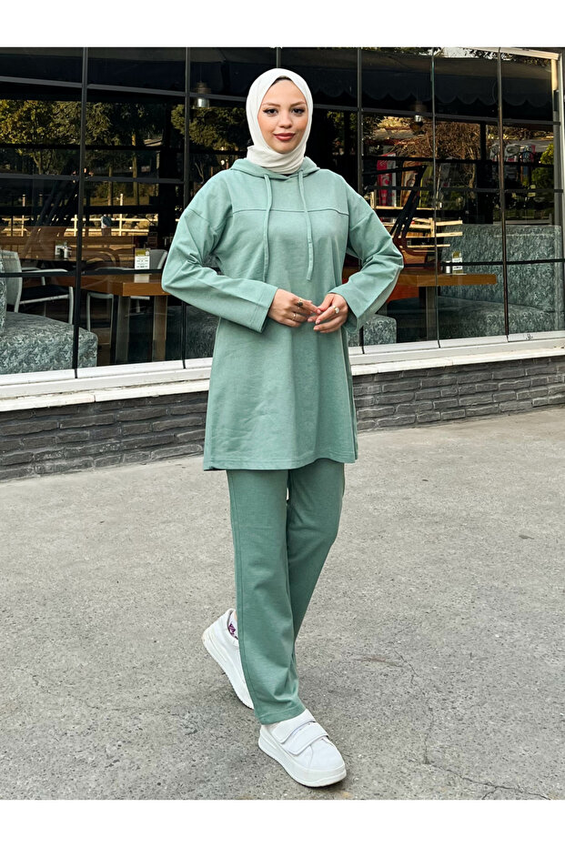 طقم رياضي متواضع طويل مع غطاء رأس
