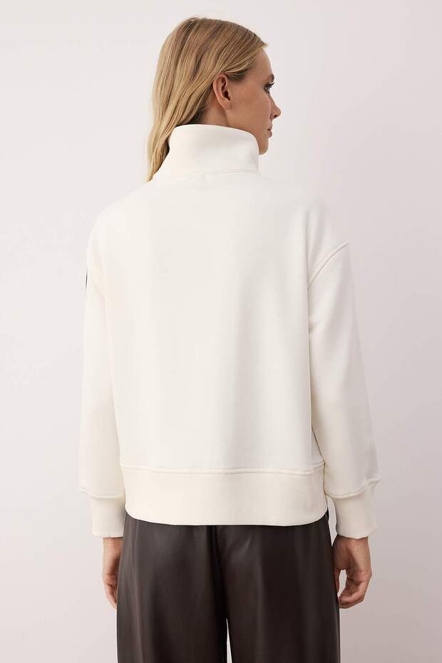 Ekru Fermuarlı Polo Yaka Şerit Detaylı Regular/Normal Kesim Örme Sweatshirt TWOAW26SW00034 - 5